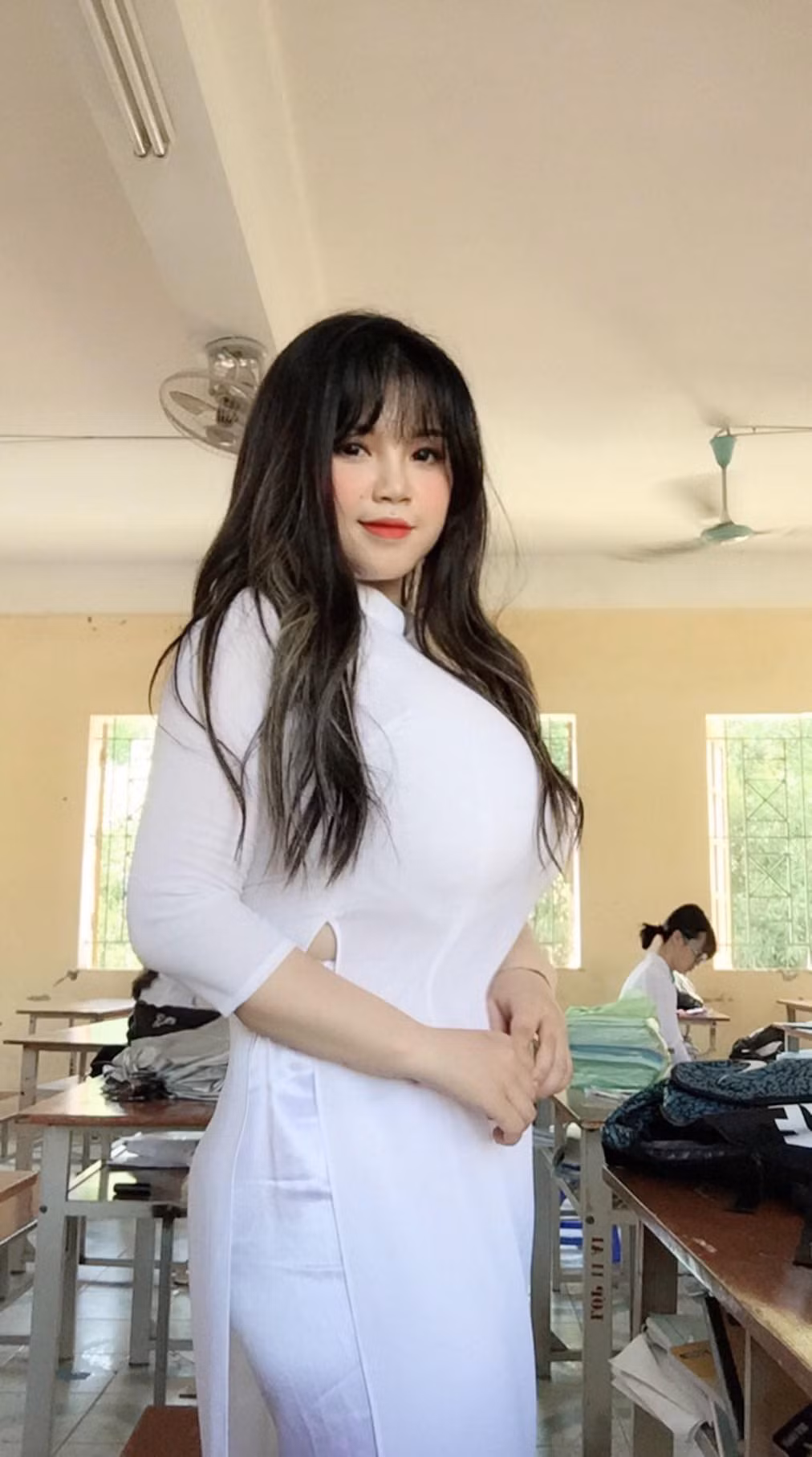 Võ Thị Thu Trang (SN 2000) đến từ Hải Dương trở thành hiện tượng mạng được nhiều người chú ý nhờ sở hữu vòng ngực khủng lên tới 110 cm.