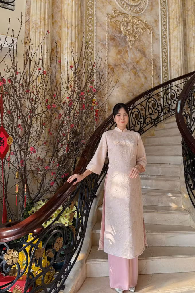 Sau khi công khai tin vui, Mai Ngọc hay đăng những bức ảnh chụp chính diện hoặc góc nghiêng làm nổi bật bụng bầu khi làm thiếu phu nhân ở Bắc Giang.