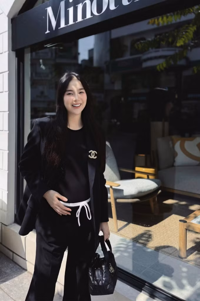Khi trở lại nhịp sống đời thường, Mai Ngọc chọn đồ thun thoải mái mỗi lần xuống phố. Một người bạn của nữ MC cho biết cô hiện mang bầu 5-6 tháng.