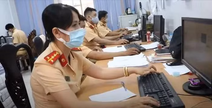 Canh bao thu doan mao danh CSGT goi dien lua nguoi dan dong tien phat nguoi-Hinh-4