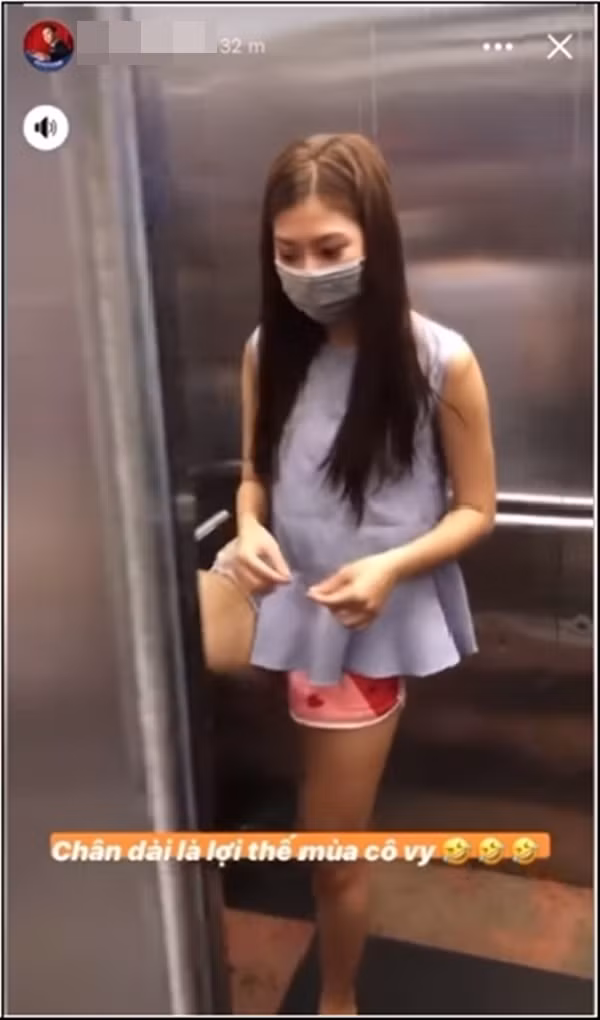 Thậm chí, nhiều người còn dùng những động từ mạnh như: "chân dài não ngắn", "chỉ có động vật mới dùng chân" hay "vô văn hóa" để chỉ trích hành động ấn thang máy bằng chân của Chúng Huyền Thanh.