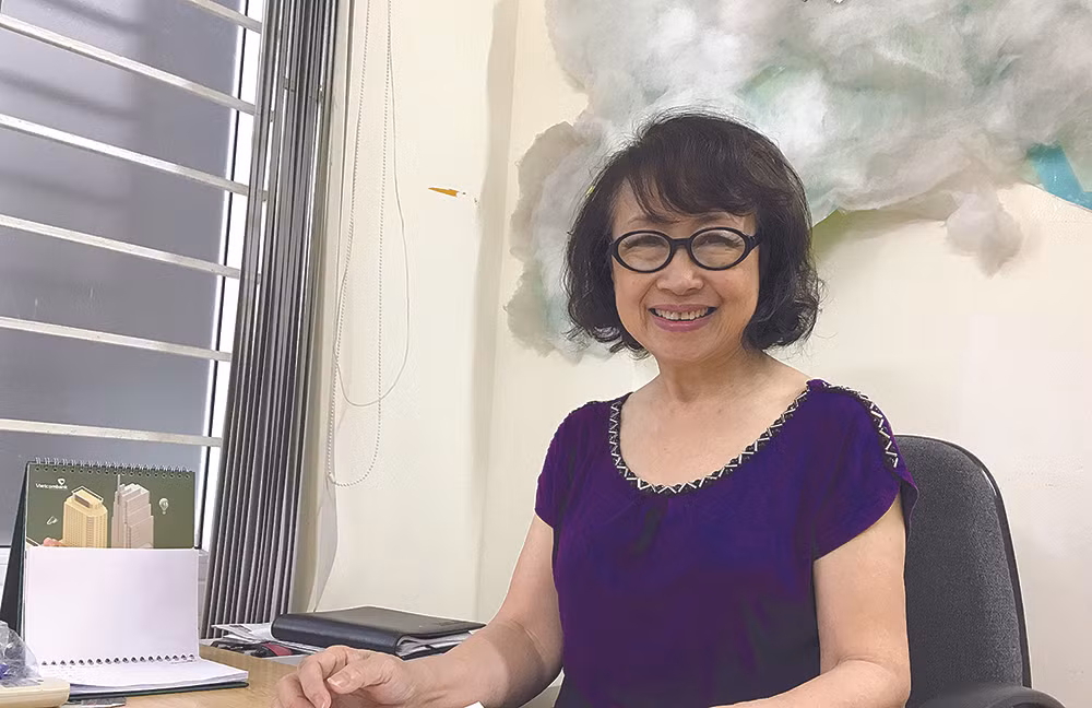 Ngoài công việc BTV hay phát thanh viên, NSƯT Kim Tiến còn là một người thuyết minh phim rất nổi tiếng. Hiện tại, dù đã nghỉ hưu rất lâu nhưng bà vẫn thường xuyên được các bạn trẻ lui tới để xin được truyền đạt các kinh nghiệm làm một phát thanh viên giỏi.