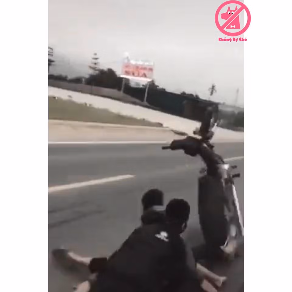 Có vẻ như khi trước khi dân tổ bốc đầu không hề thông báo trước nên "đối tác" phía sau không chuẩn bị tâm lý, ngay lập tức ngã ngửa ra phía sau vô cùng buồn cười.