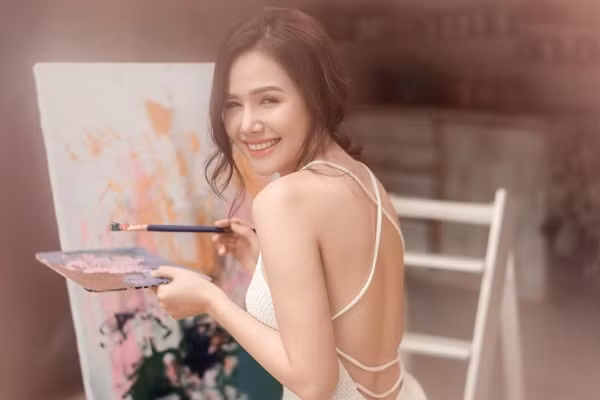 Theo tiết lộ của bà mẹ trẻ, cậu nhóc ngoan, ít quấy khóc nên Phanh Lee không quá vất vả khoảng thời gian ở cữ.