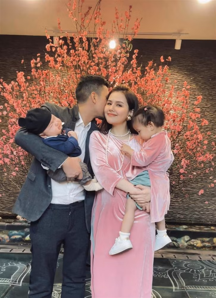 Trên trang cá nhân, ngoài chia sẻ ảnh bản thân, thỉnh thoảng Phanh Lee cũng hé lộ thêm về cuộc sống của mẹ bỉm sữa 2 con.