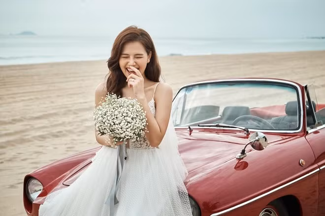 Đăng hình bên em bé mới sinh, cô viết: "Chào mừng con đến với gia đình mình, chàng trai tháng 10 của mẹ".