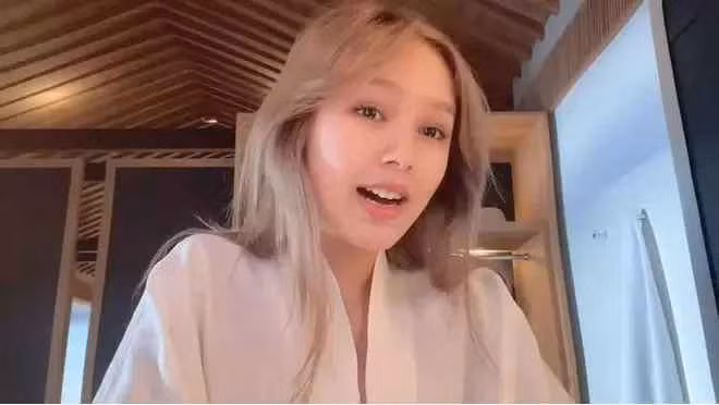 Dù chỉ đi dạo chợ đêm và chụp ảnh dưới điều kiện thiếu sáng, Xoài Non vẫn khiến nhiều người khen ngợi với nhan sắc nổi bật rạng rỡ, sáng bừng cả một góc chợ.