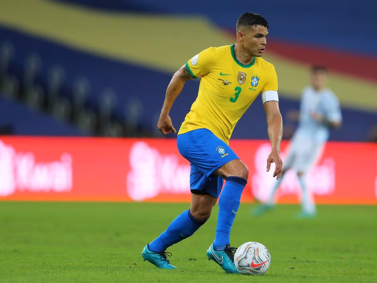 8 năm đã trôi qua, Thiago Silva 38 tuổi vẫn đeo băng đội trưởng. Ký ức về trận bán kết 8 năm trước phần nào đã phai nhạt. Anh bỏ lỡ trận thua Đức bẽ bàng 1-7 vì treo giò (nhận 2 thẻ vàng). Giờ đây, Silva đang muốn cháy hết mình trong lần cuối dự World Cup. Trong trận thắng Hàn Quốc, Silva bật tường ăn ý để Richarlison ghi bàn thắng thứ 3 cho Brazil.