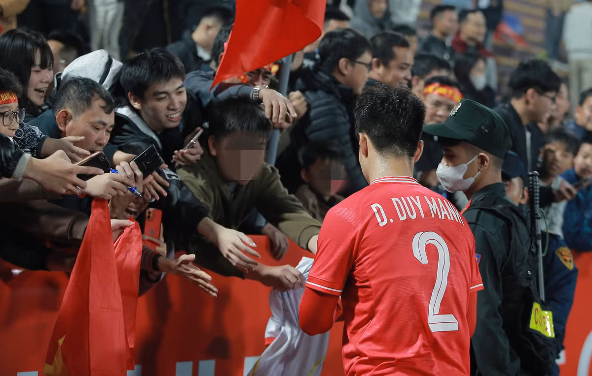 Chưa dựng lại, Duy Mạnh chứng tỏ mình là "cầu thủ chiều fan số 1 Việt Nam" khi anh đã nán lại sân rất lâu để chụp ảnh chung và ký tặng áo cho NHM.