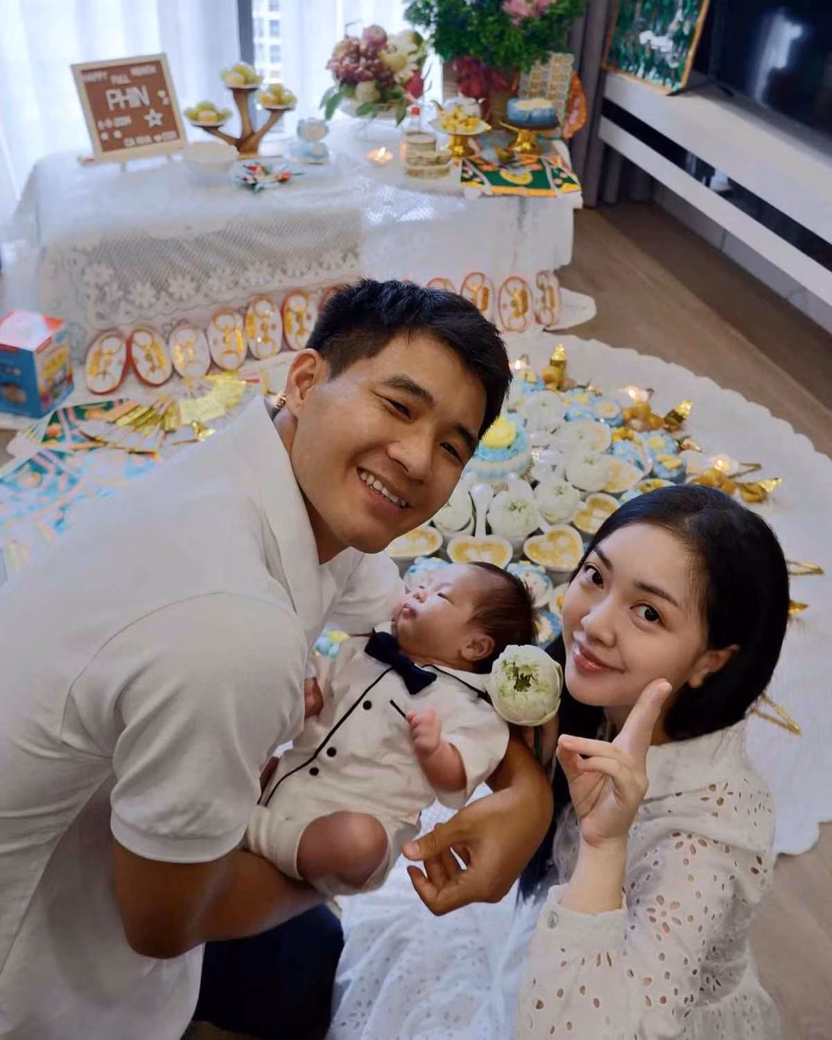Ngày 21/9, Mai Hà Trang đăng tải bài viết chúc mừng ông xã Hà Đức Chinh với dòng trạng thái đáng yêu: "Vẫn là lời chúc như mọi năm chỉ thay đổi cách xưng hô. Chúc mừng sinh nhật bố Phin".