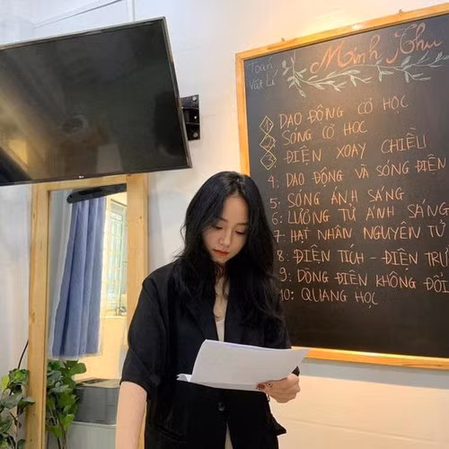 Vào hồi tháng 7/2021, trên MXH cô giáo Minh Thu với những bài giảng liên quan đến Vật lý trở thành tâm điểm của sự chú ý với lượng tương tác cực khủng trong các buổi dạy học online.