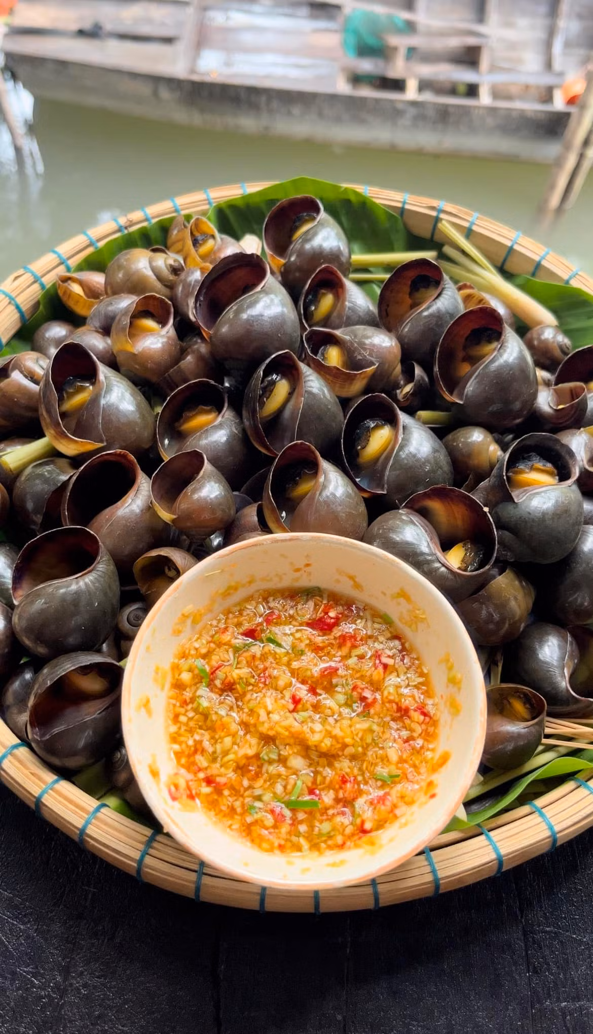 Một mâm cơm nhà không có bóng dáng sơn hào hải vị nhưng vẫn khiến người xem cảm thấy ngon lạ lùng, “phát thèm” khi nhớ đến. Cùng là thịt cá, tôm tép, cùng là tô canh với mớ rau hái sau vườn nhưng cũng đủ để nhiều người cảm thấy tuổi thơ ùa về, nhớ không khi quây quần cùng gia đình.