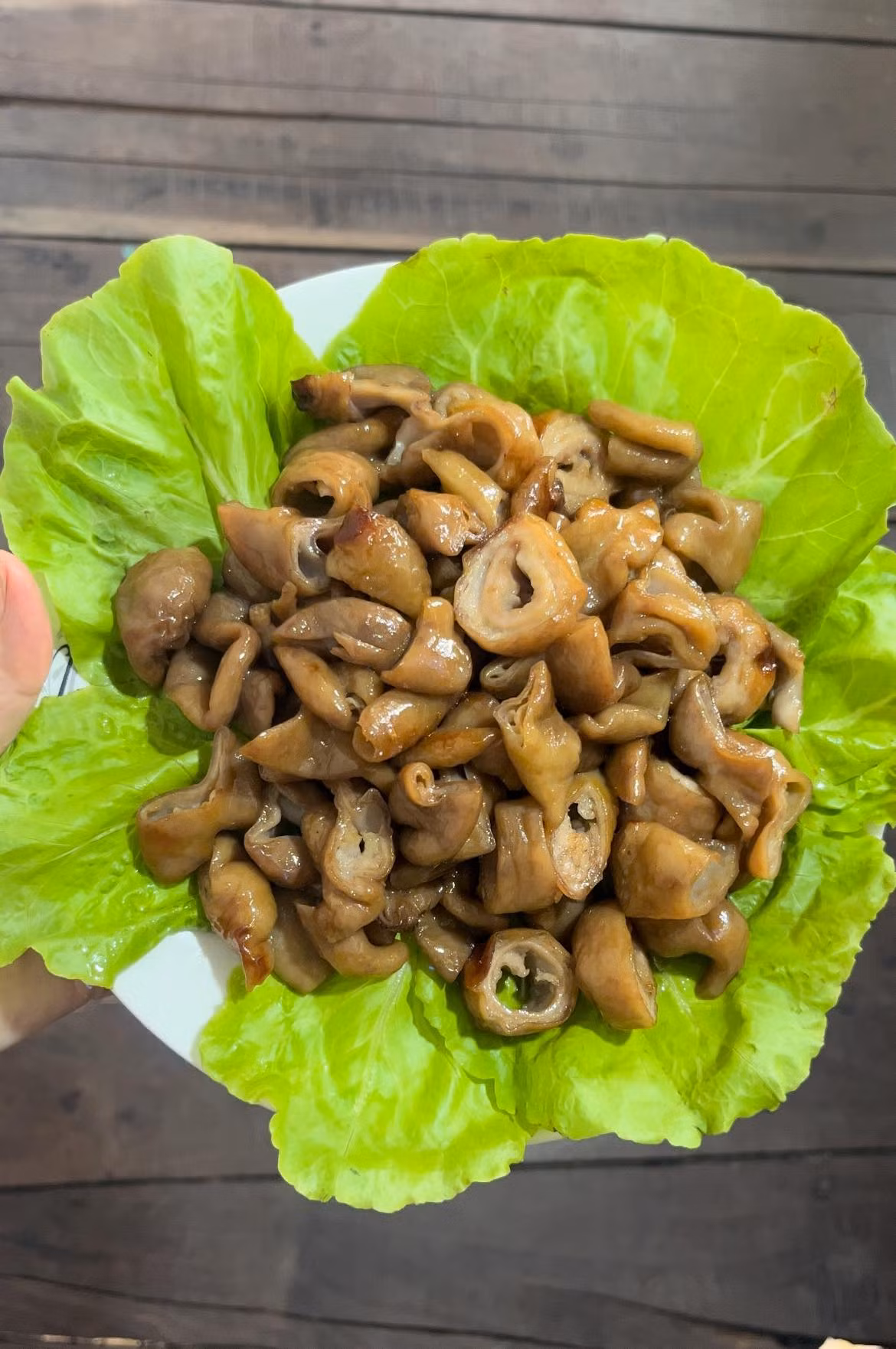 Còn Phương Linh đã xa nhà 10 năm cảm thấy xúc động vì vừa được ngắm, vừa học được cách chế biến đúng hương vị quen thuộc.