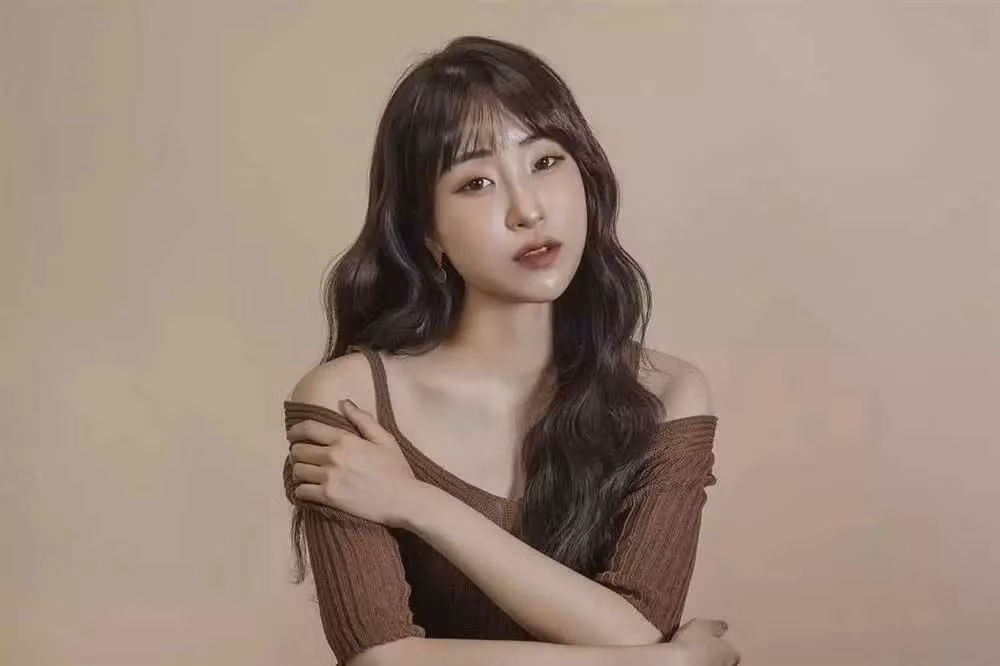 Chỉ đến khi vùng ngực bắt đầu nóng ran, tôi mới phát hiện ra sự mất cân đối giữa hai bên ngực. Lúc đó, tôi đã tự hỏi liệu mình có cần đến bệnh viện kiểm tra hay không. Tình hình ngày càng trở nên tồi tệ hơn trong những ngày sau đó". Người đẹp Hàn Quốc cho biết thêm.
