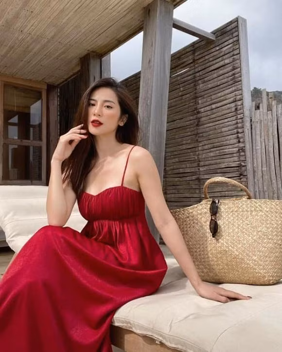 Ở thời điểm đăng quang, Ngọc Anh hội tụ đủ yếu tố để dấn thân vào showbiz. Nhưng cô nàng hot girl lại quyết định kết hôn ở khi tuổi còn khá trẻ so với bạn bè đồng trang lứa và bắt đầu công việc kinh doanh.