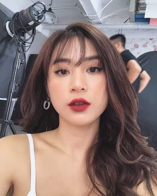 Dù đã là mẹ 2 con nhưng vóc dáng của Ngọc Anh vẫn vô cùng gợi cảm.