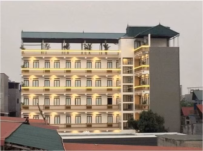 Bên trong khu trọ "quý tộc" này có thang máy, từng căn phòng trọ được trang bị bình nóng lạnh, điều hòa, quạt trần, quạt hút gió, giường gỗ…