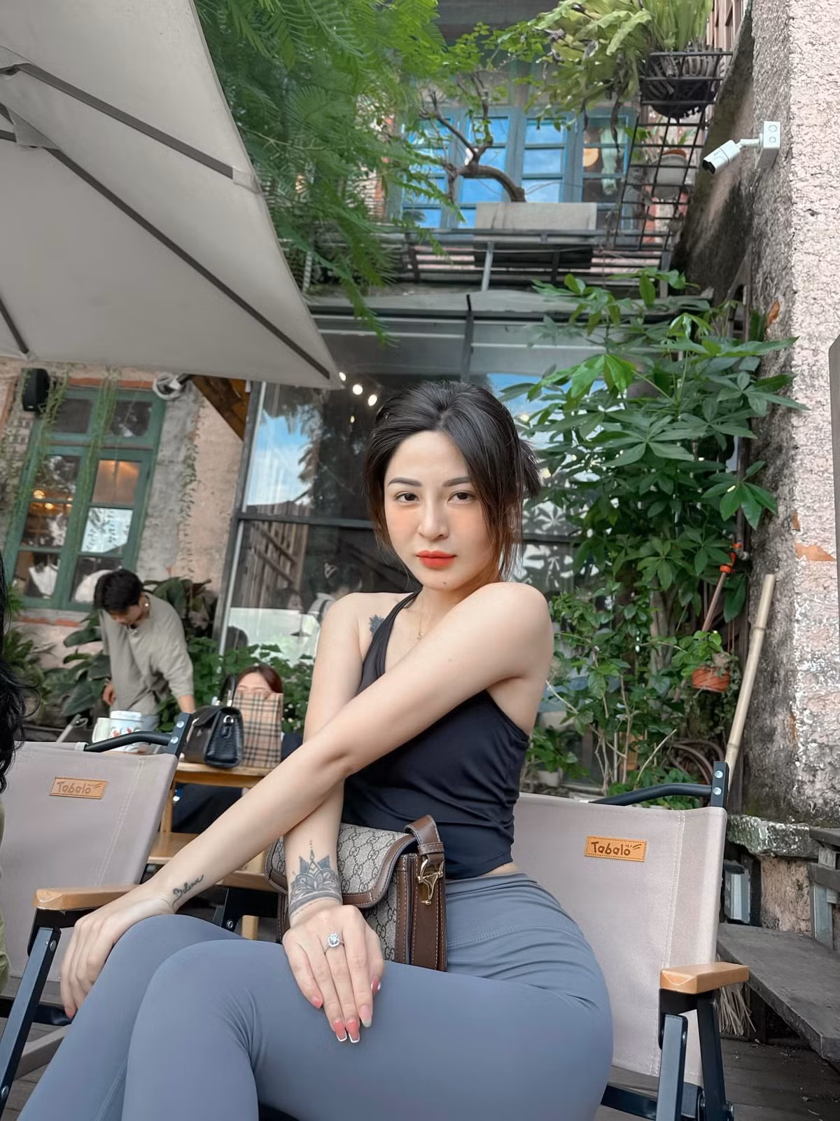  Chăm chỉ luyện tập võ thuật từ năm 15 tuổi với những môn thể thao "hạng nặng" như kickboxing hay vovinam, Trần Thị Hậu từng mang về nhiều thành tích cho võ thuật TP. Móng Cái. 