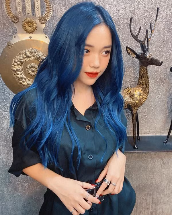 Những ngày không phải trang điểm nhiều hay hóa trang, cô nàng streamer 9X thường uốn xoăn nhẹ để mái tóc thêm bồng bềnh hơn.