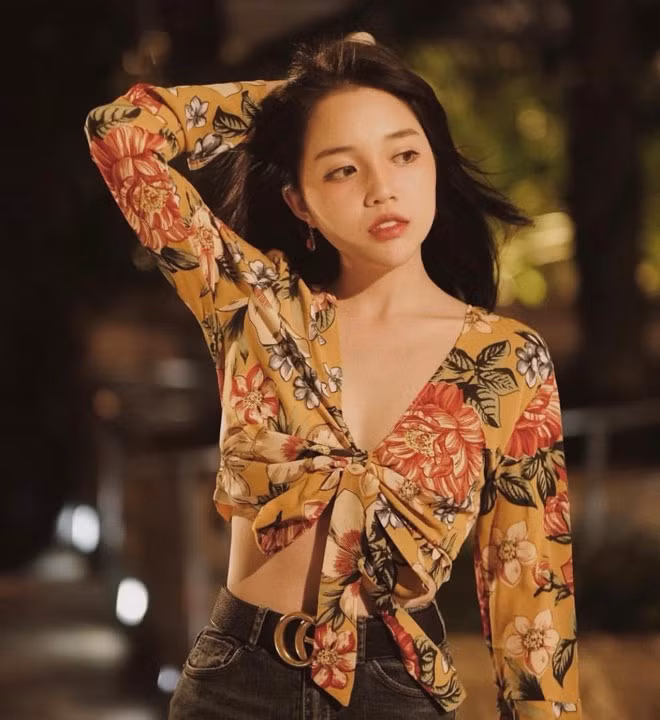Linh Ngọc Đàm (Đàm Ngọc Linh) sinh năm 1996, từng theo học chuyên ngành Xã hội học tại trường Đại học Khoa học Xã hội và Nhân Văn (Hà Nội).