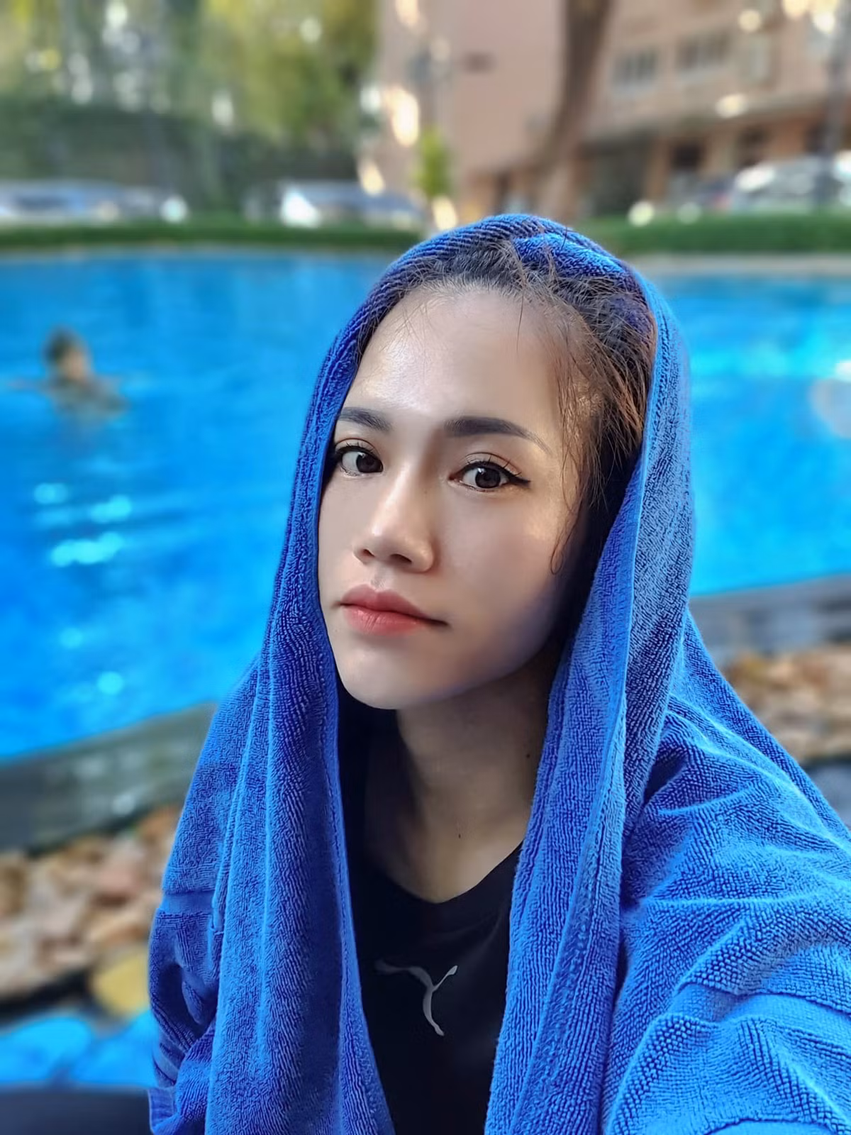 Gắn bó với một thể thao mạnh mẽ như bóng đá, nhưng Hà Phượng cũng rất nữ tính trong những khoảnh khắc đời thường.
