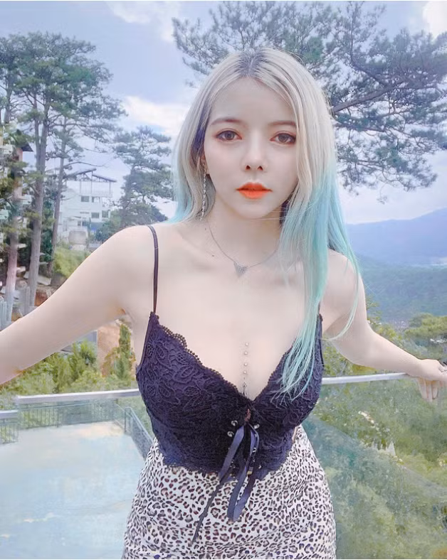 Cái tên Ohsusu có lẽ đã không còn quá xa lạ đối với cộng đồng mạng Việt Nam. Nữ streamer này nổi tiếng khi sở hữu kỹ năng chơi game LMHT không hề thua kém, thậm chí có phần vượt trội hơn so với nhiều game thủ khác.