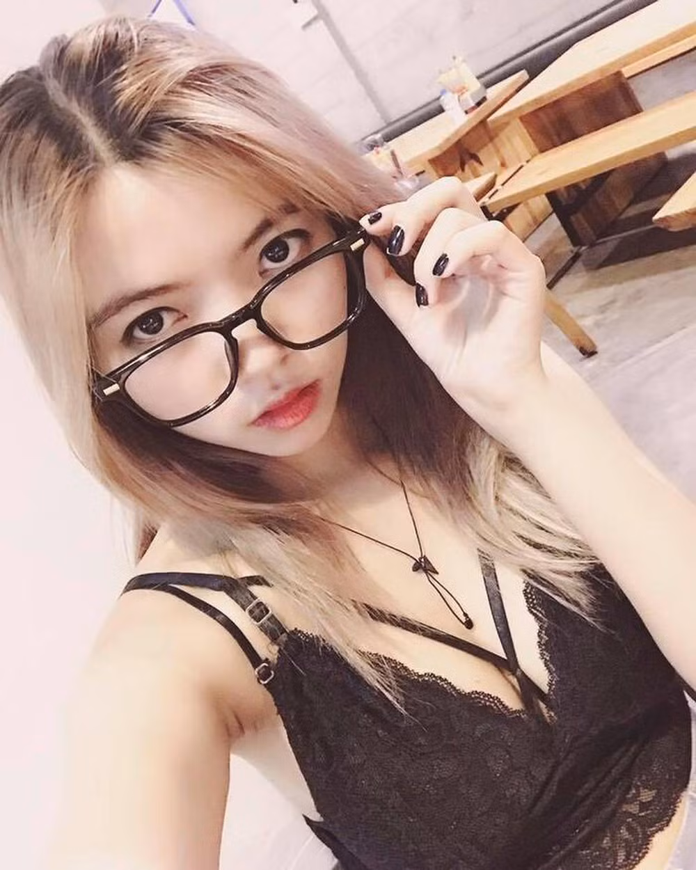 Sở hữu một thân hình khá gợi cảm với số đo ba vòng chuẩn chỉnh, nàng streamer cũng cực kỳ chăm chỉ chọn cho mình những bộ trang phục có phần cắt xẻ, khoe được vẻ đẹp của cơ thể.