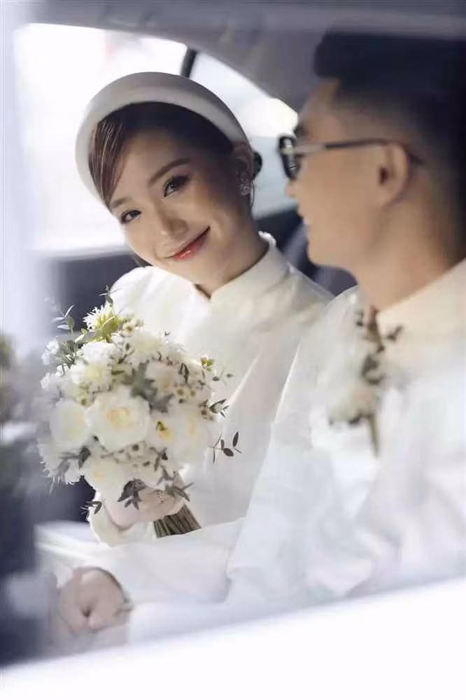 Ngược lại, Bụt cũng rất yêu chiều vợ, không ngần ngại tạo dáng đáng yêu khi chụp ảnh cùng với vợ.