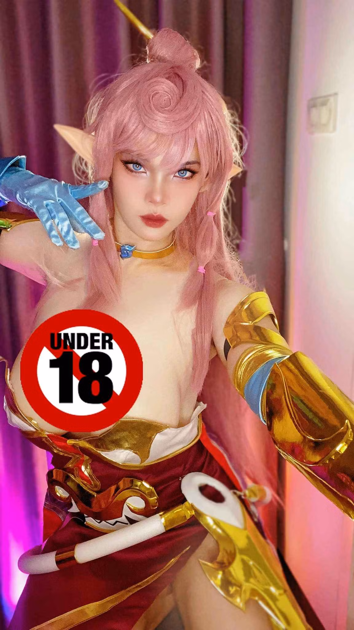 Bên cạnh gương mặt xinh đẹp, phục trang bắt mắt cùng bộ wig chuẩn chỉnh thì hot girl này không quên để hở gần như toàn bộ phần ngực trần.