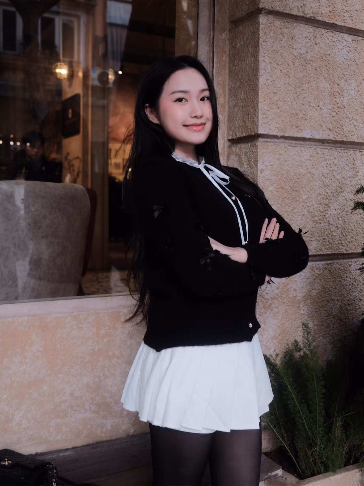 Bên dưới bài đăng của Hải My cũng có hàng nghìn bình luận trái nhiều, có tích cực và có cả tiêu cực nhận xét về phong cách của cô nàng. Thế nhưng, giữa ồn ào trên mạng vợ Đoàn Văn Hậu luôn chọn cách im lặng với tất cả.