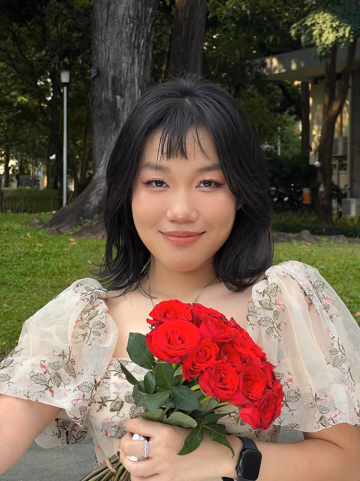 Khác với sự lầy lội thường ngày, trong giao diện mới đây Lê Thụy bỗng hóa cô nàng nữ tính trong bộ váy thướt tha khi đu trend "Chạy về phía anh".