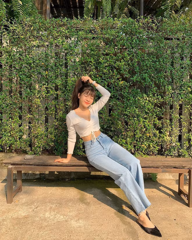 Không giống với những bức hình quyến rũ thường thấy trên Instagram, Yến Xuân giản dị hơn hẳn khi ở nhà.