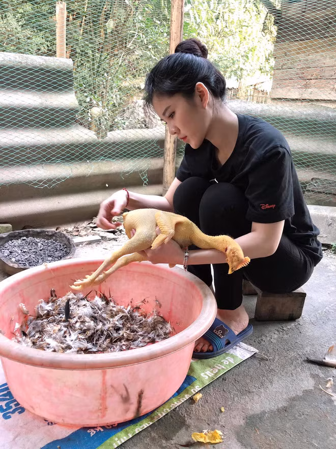 Mới đây, MC Thu Hoài vừa chia sẻ lại loạt hình ảnh về quê vặt lông gà. Khác với những bức hình sang chảnh, quyến rũ thường thấy trên Instagram, hot girl Việt này giản dị trông không khác gì thôn nữ.