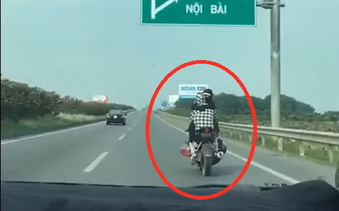 Mới đây trên MXH, đoạn đoạn clip ngắn ghi lại cảnh đôi nam nữ ngồi xe máy chạy trên đường cao tốc khiến người ta đặc biết chú ý.