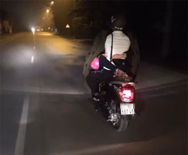 Việc các cặp đôi ngồi "úp thìa" khi tham gia giao thông từng khiến dân mạng không khỏi bất bình.