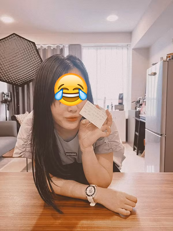 Sau đó, Tina Duong kể về chuyện tình của mình với anh chàng tên K.L cho mọi người biết. Cô bắt đầu theo dõi người yêu cũ vào năm 2021 và trò chuyện với nhau vào năm 2022.