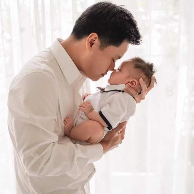 Trước đó, ở thời điểm con trai gần 3 tháng tuổi, Primmy Trương cũng tiết lộ ông xã đích thân hóa thợ tỉa tóc cho quý tử.