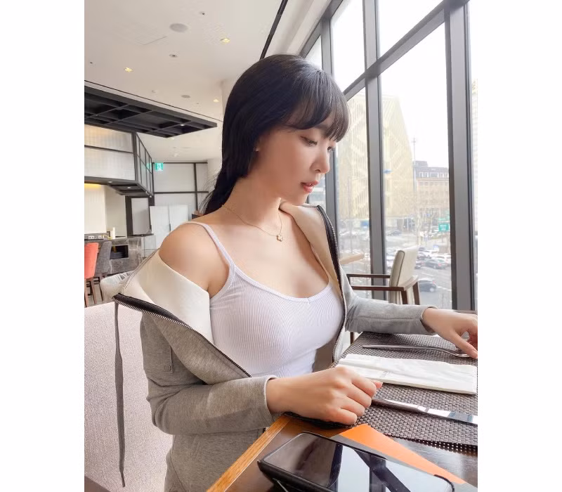 Đúng là gu ăn mặc quyến rũ đã giúp Kang In Kyung thu hút lượng fans không hề nhỏ.