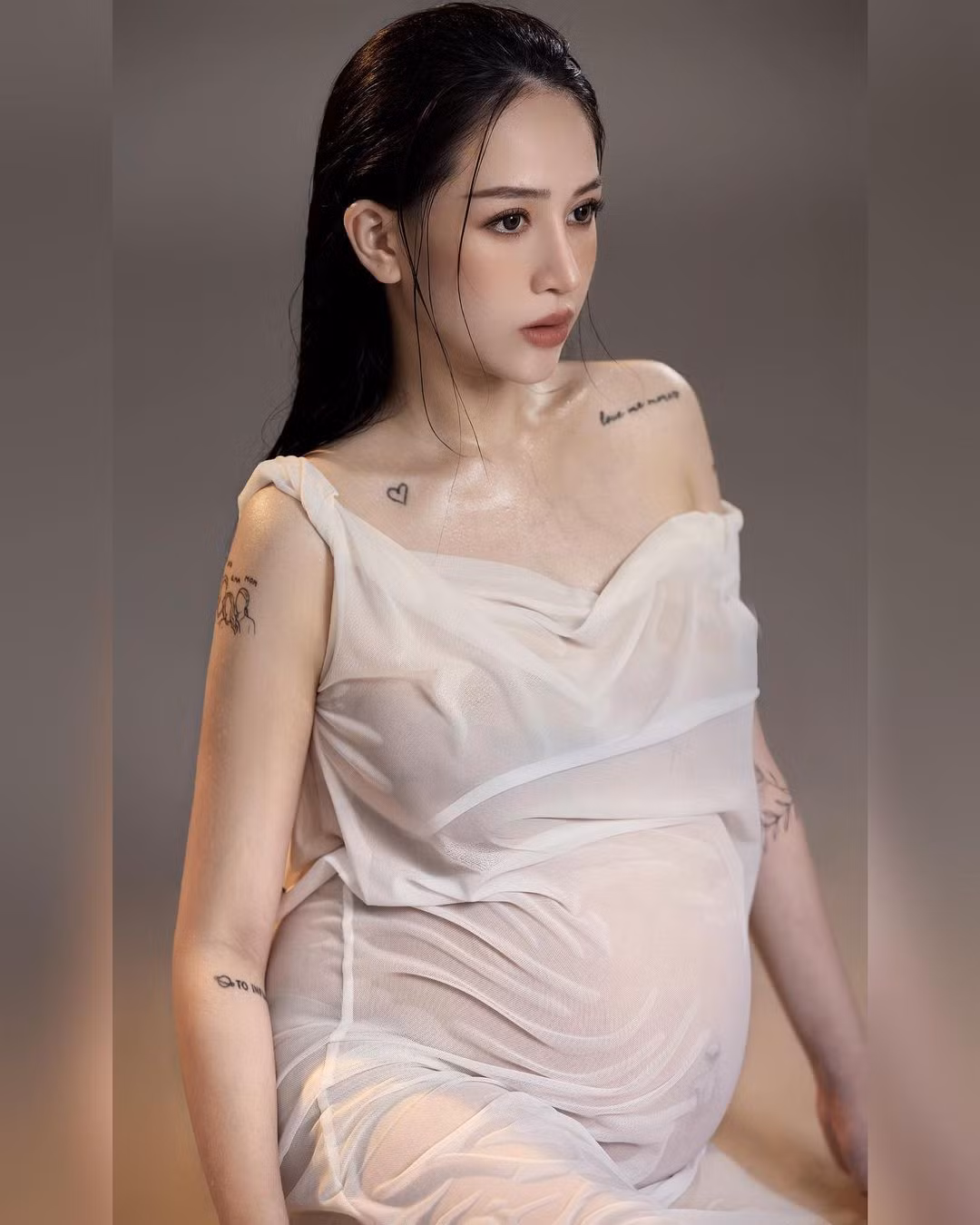 Joyce Phạm đầu tư nhiều kiểu trang phục gợi cảm khoe bụng bầu. Ảnh sử dụng trong bài: Instagram nhân vật