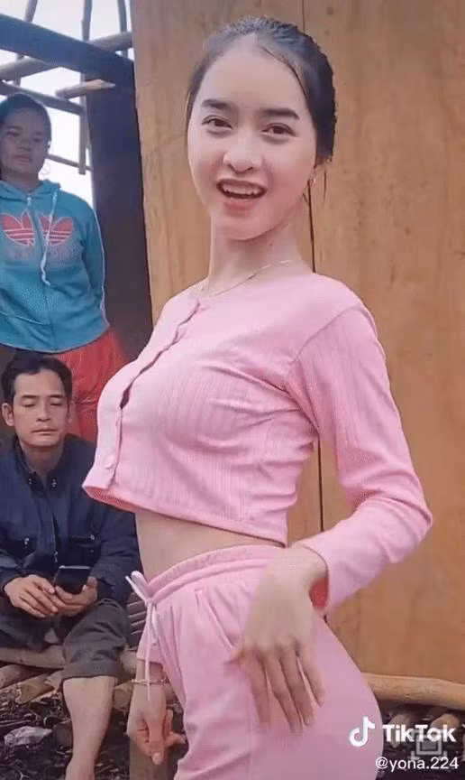 Trong nhiều clip,Yona cũng đã thể hiện những hành động không phù hợp trước mặt bố mẹ.