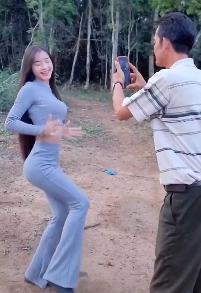 Mới đây, hot girl dân tộc Yona Cươn lại tiếp tục trở thành tâm điểm chỉ trích của netizen khi nhảy trước mặt bố với loạt động tác bị cho là không phù hợp.
