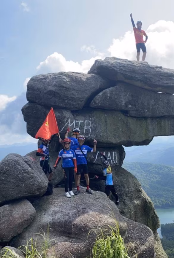 Theo đó, nhóm đạp xe có tên Moutain Bike (đạp xe leo núi) ở Mạo Khê (thị xã Đông Triều, tỉnh Quảng Ninh) đã dùng sơn khắc tên nhóm - MTB Mạo Khê lên bề mặt của núi Đá Chồng