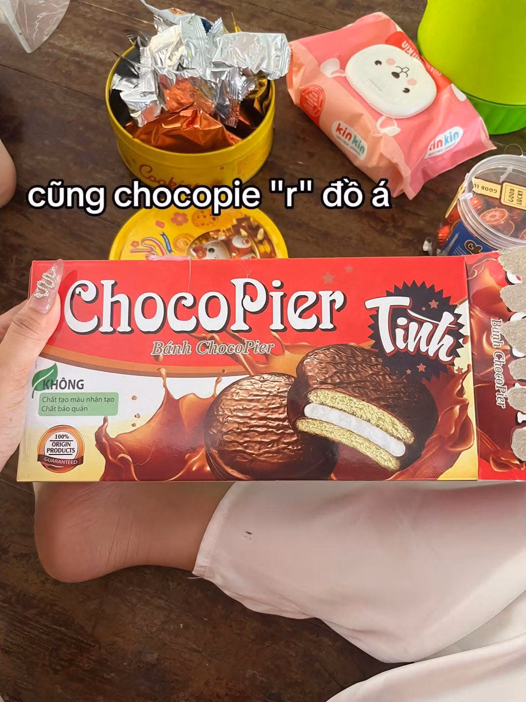 Nếu không nhìn kĩ rõ ràng hộp bánh trong giỏ quà Tết này thừa hẳn 1 chữ "r".