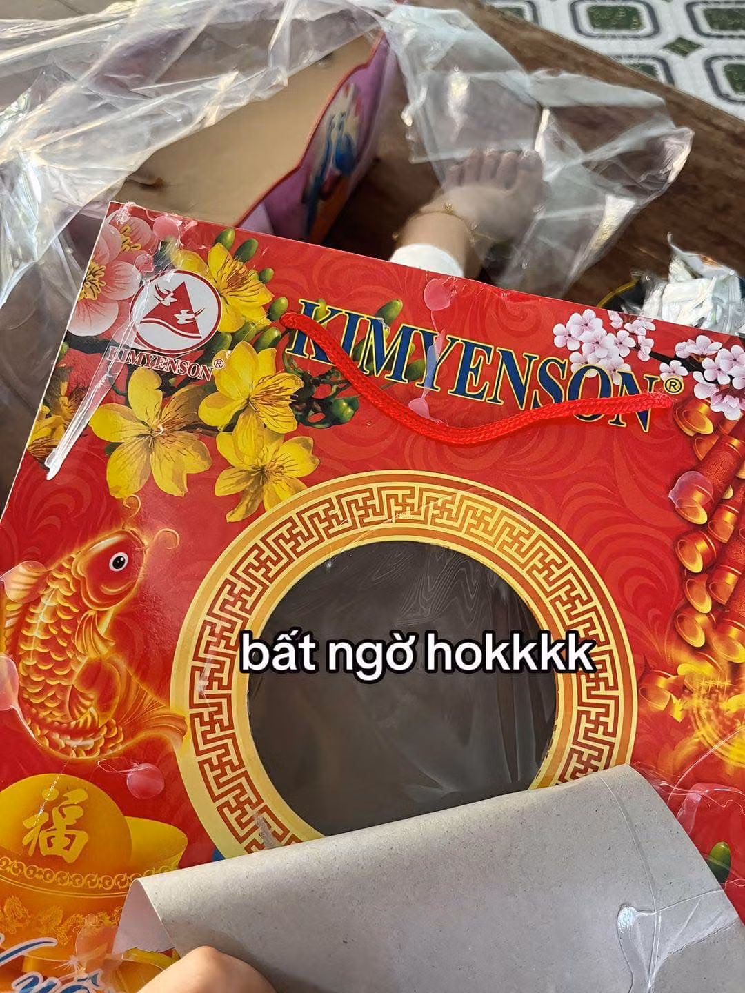 Mở ra bên trong thật bất ngờ vì nó trống rỗng.