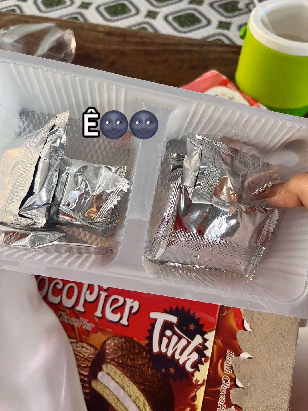 Mở ra bên trong không phải những chiếc bánh như trong hình mà lại giống bánh quy khô.