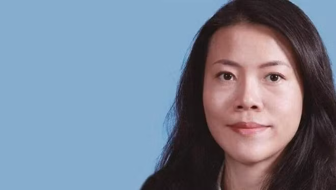 Doanh nhân Dương Huệ Nghiên, 39 tuổi, là đồng chủ tịch Coutry Garden Holdings, tập đoàn bất động sản hàng đầu Trung Quốc. Theo Forbes, tính đến ngày 25/8, bà Dương và gia đình sở hữu khối tài sản 28,5 tỷ USD. Bloomberg Billionaires Index ước tính bà Dương có trong tay 28,9 tỷ USD. Bloomberg cho biết bà Dương kiểm soát 58% cổ phần Country Garden Holdings. Ảnh: Forbes.
