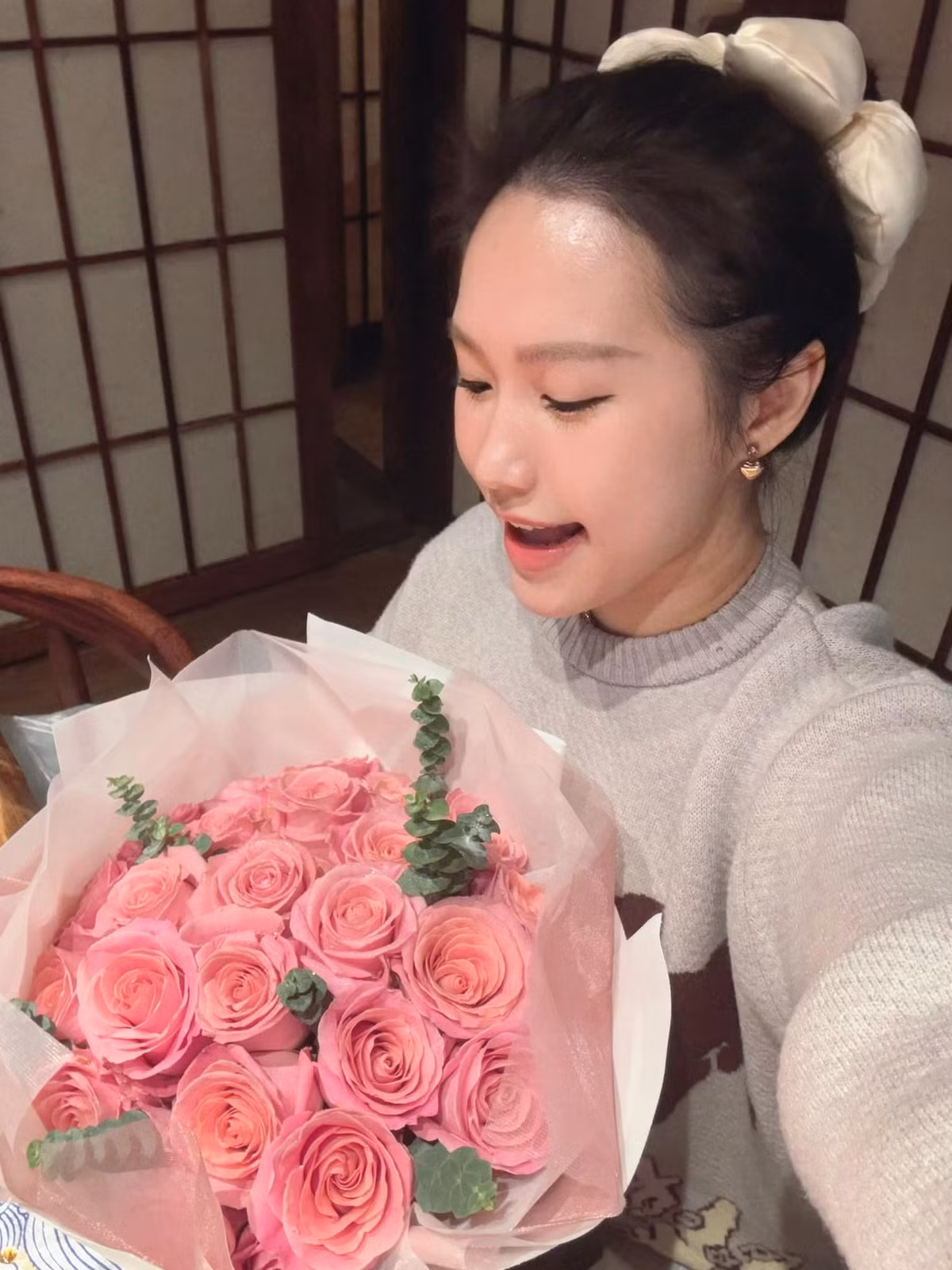 Ôm đoá hoa hồng thắm do Văn Hậu mua tặng, Doãn Hải My nở nụ cười hạnh phúc, gương mặt xinh đẹp, rạng rỡ nhận về nhiều lượt yêu thích.