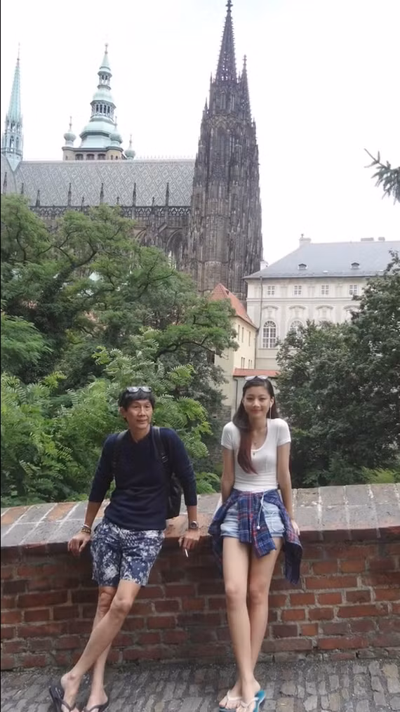 Đặc biệt, từ thần thái, đôi chân, nụ cười của con gái chủ kênh TikTok triệu view Ông chú Polo dường như lấy nguyên bản của bố mình.
