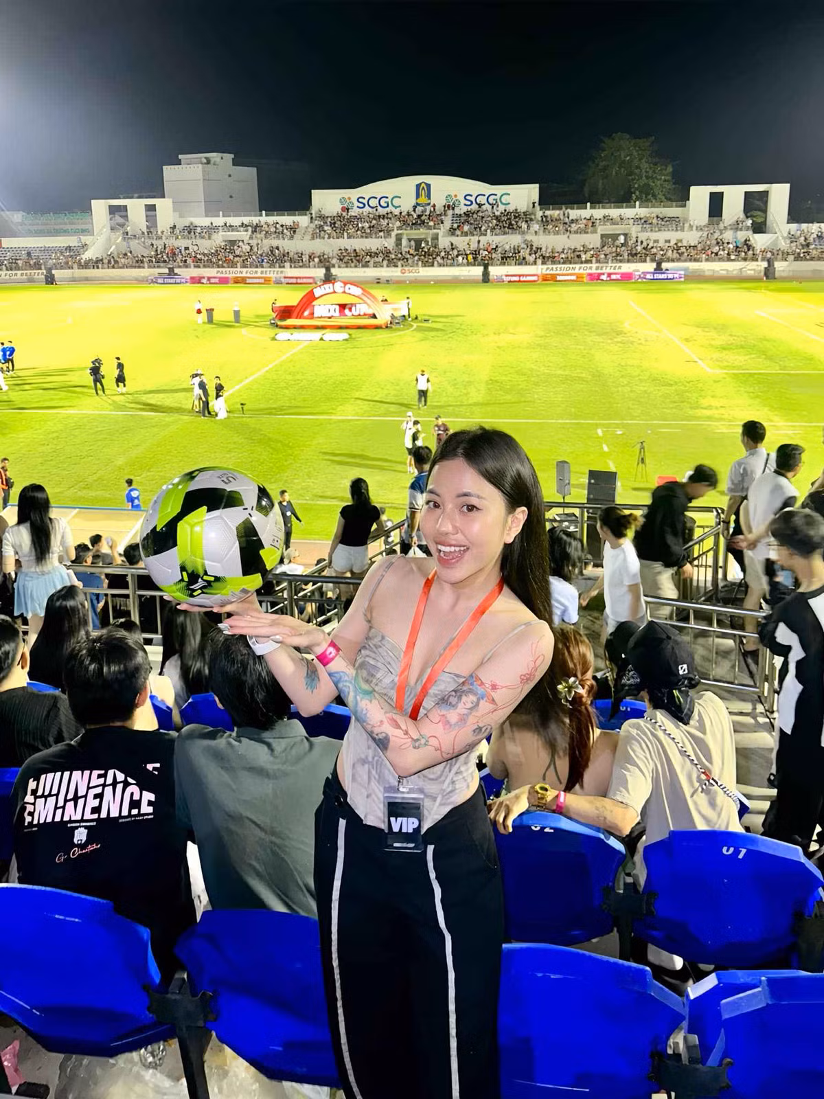 Vốn sở hữu gương mặt xinh đẹp, thân hình nóng bỏng với số đo ba vòng gợi cảm, đặc biệt là vòng một căng tràn không tì vết, nên Lai Lai thu hút được một lượng fan hâm mộ đáng kể trên trang cá nhân Facebook và trên tài khoản Instagram.