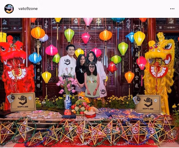 "Chủ tịch" Văn Toàn khá im hơi lặng tiếng nhưng thay vào đó, trang bán áo của anh lại đăng tải bức ảnh phá cỗ linh đình mà nhân vật chính gồm Văn Toàn, Văn Toàn và lại là Văn Toàn.